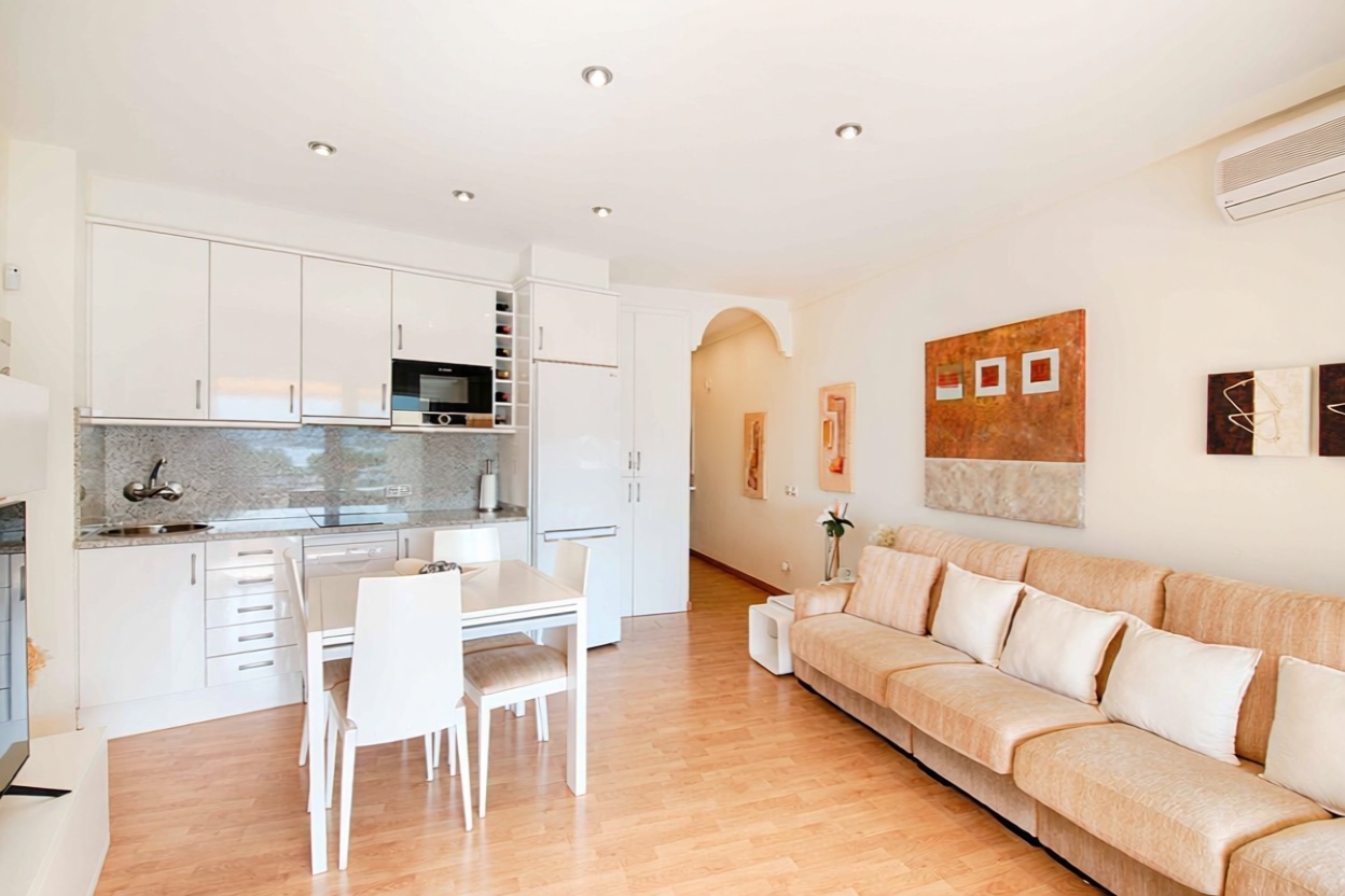Piso en venta en primera línea de playa en Roses — Cocina