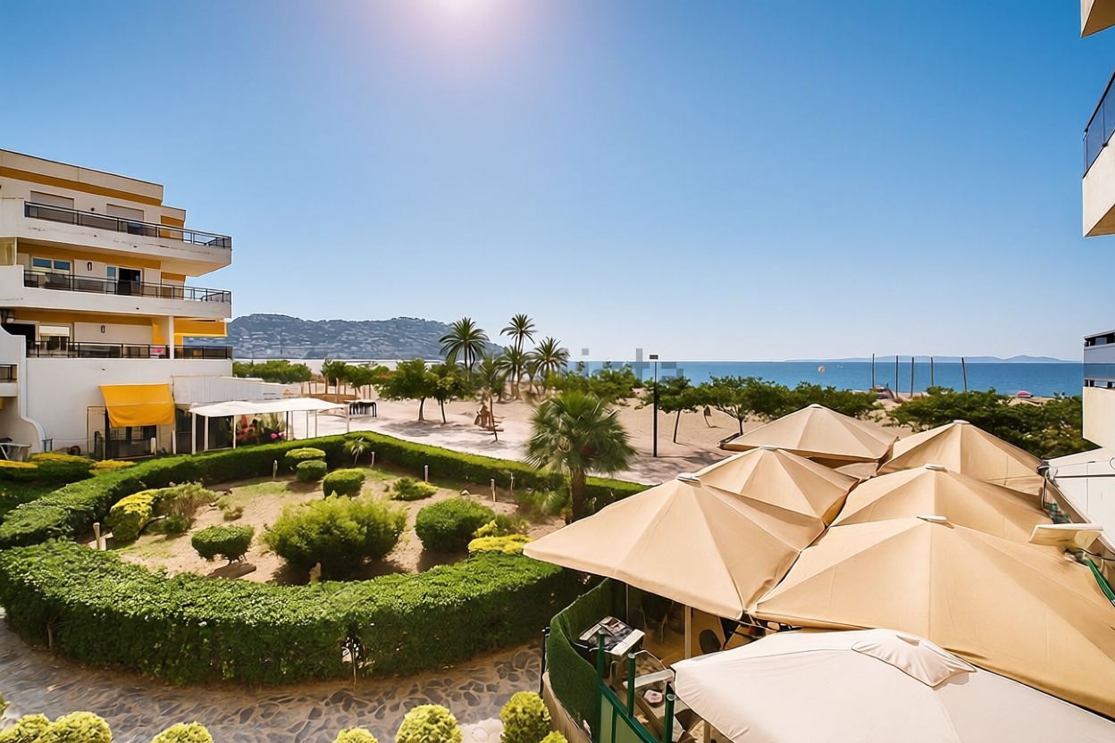 Piso en venta en primera línea de playa en Roses — Vista mar