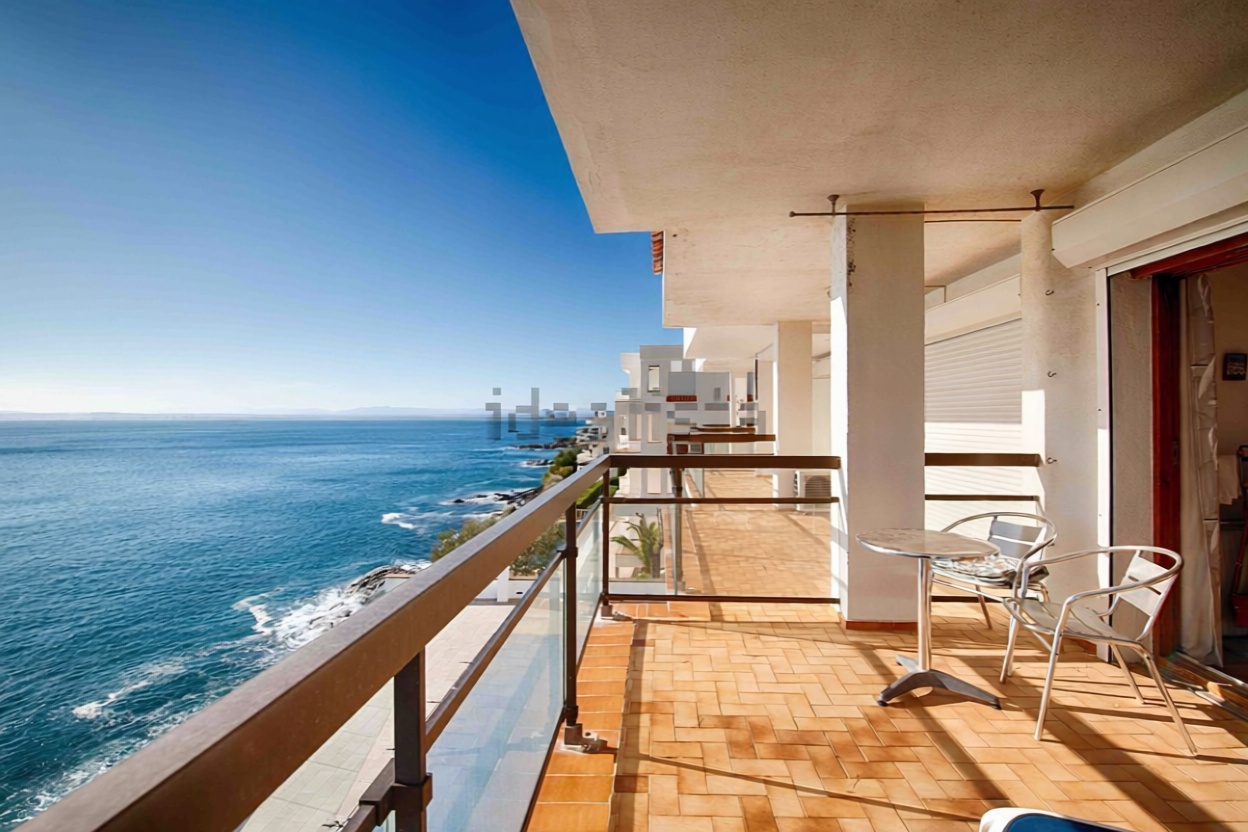Piso en venta en primera línea de playa en Roses