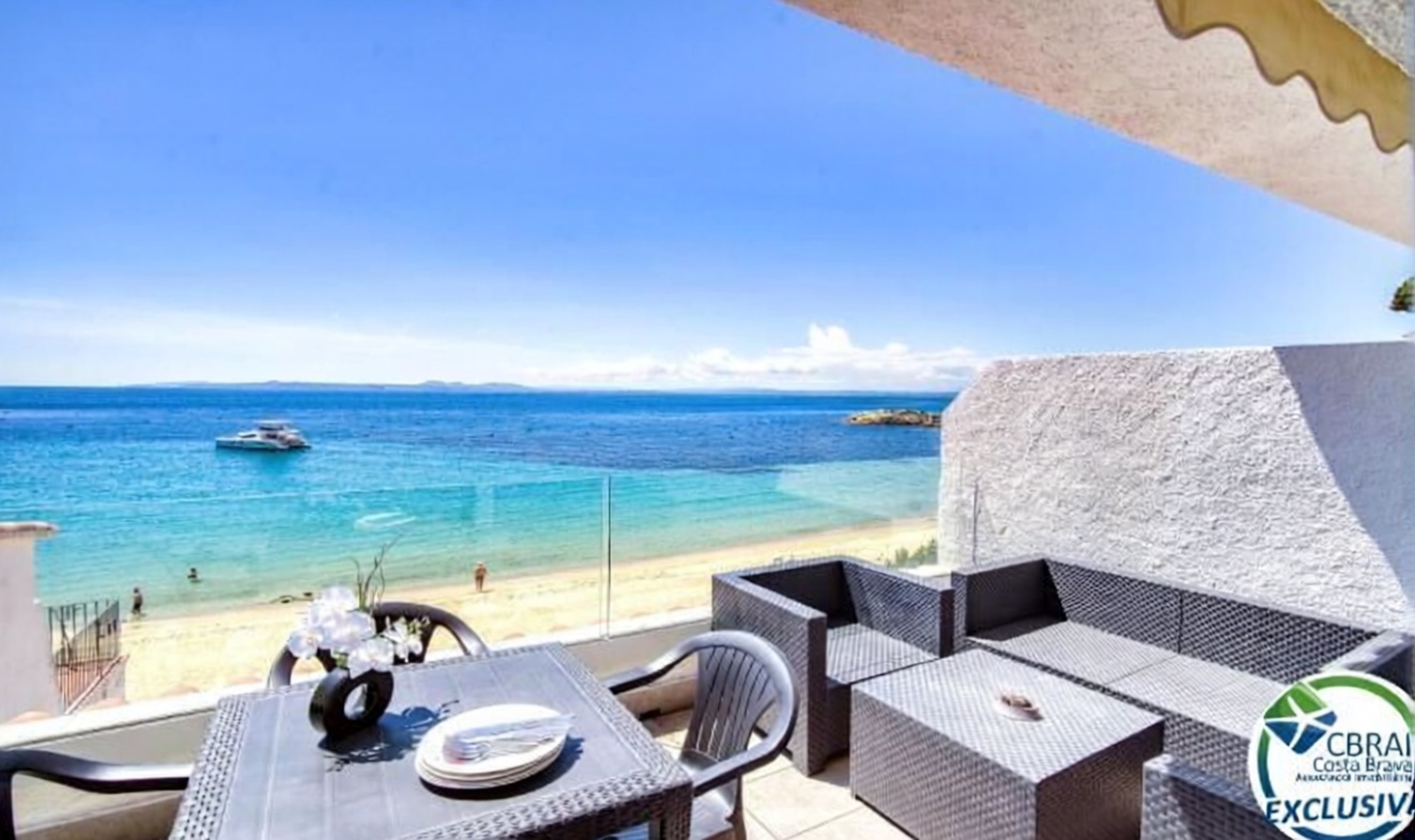 Piso en venta en primera línea de playa en Roses