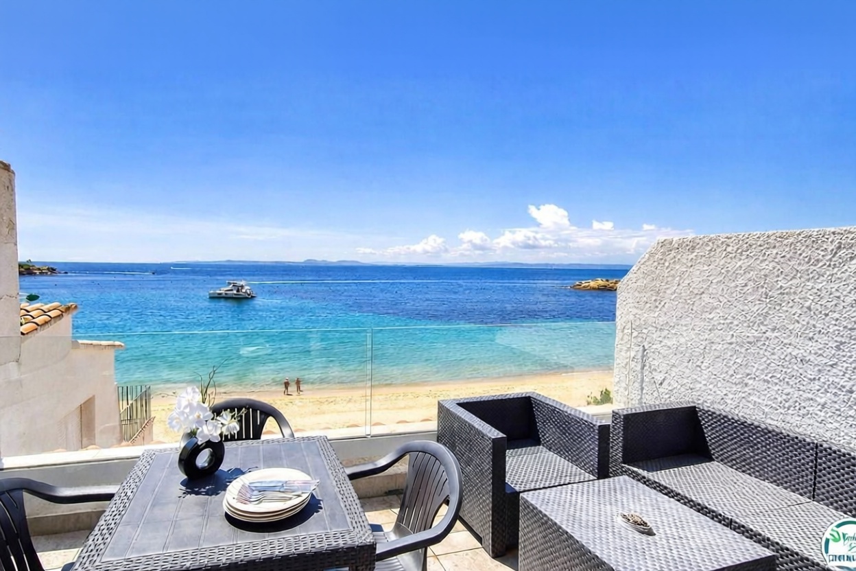 Piso en venta en primera línea de playa en Roses