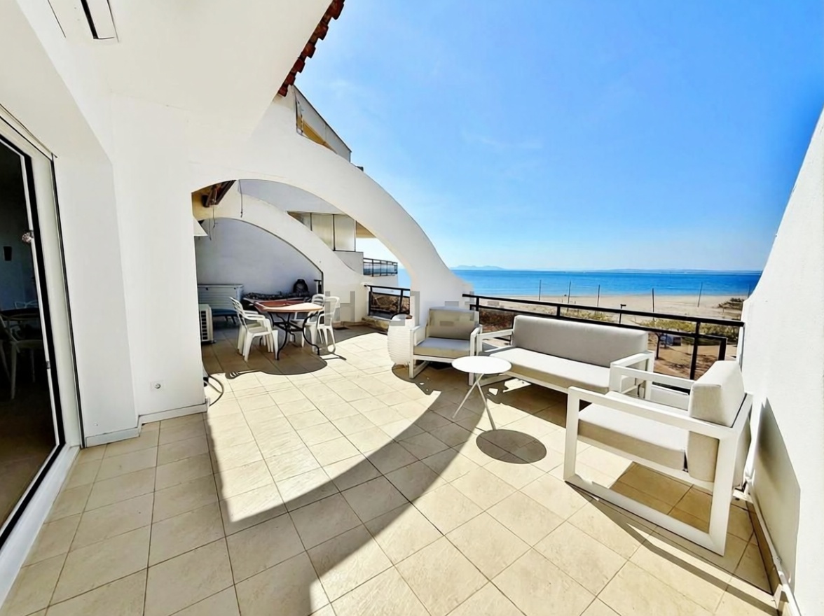 Piso en venta en primera línea de playa en Roses