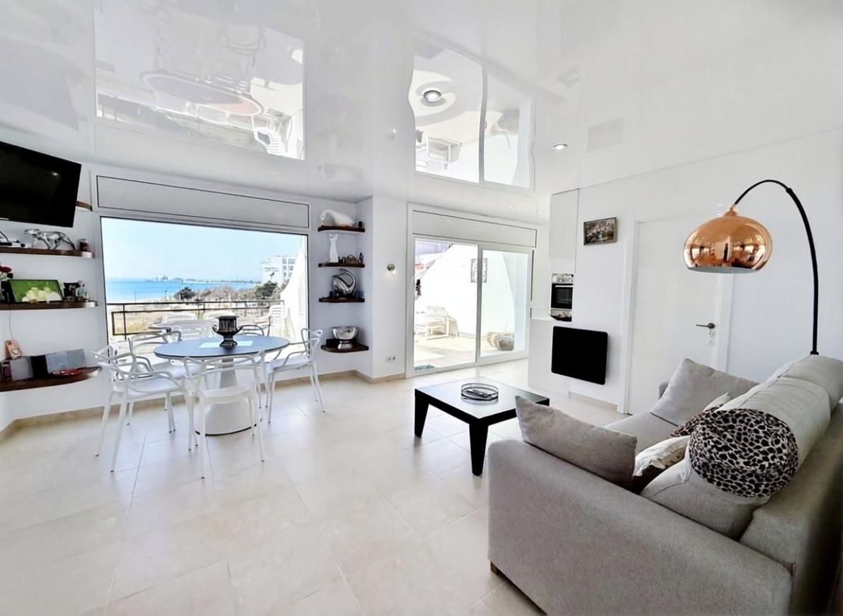 Apartamento à venda pé na areia em Roses — Sala