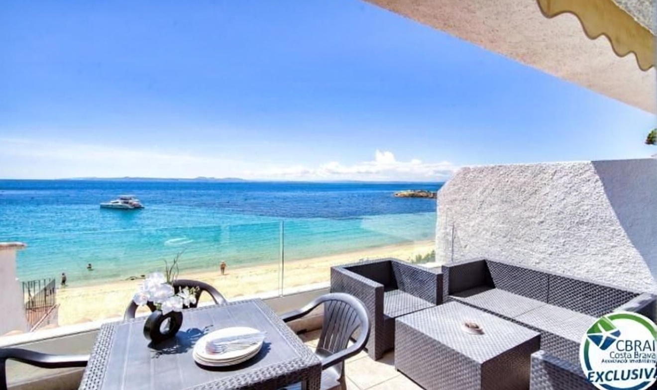 Piso en venta en primera línea de playa en Roses