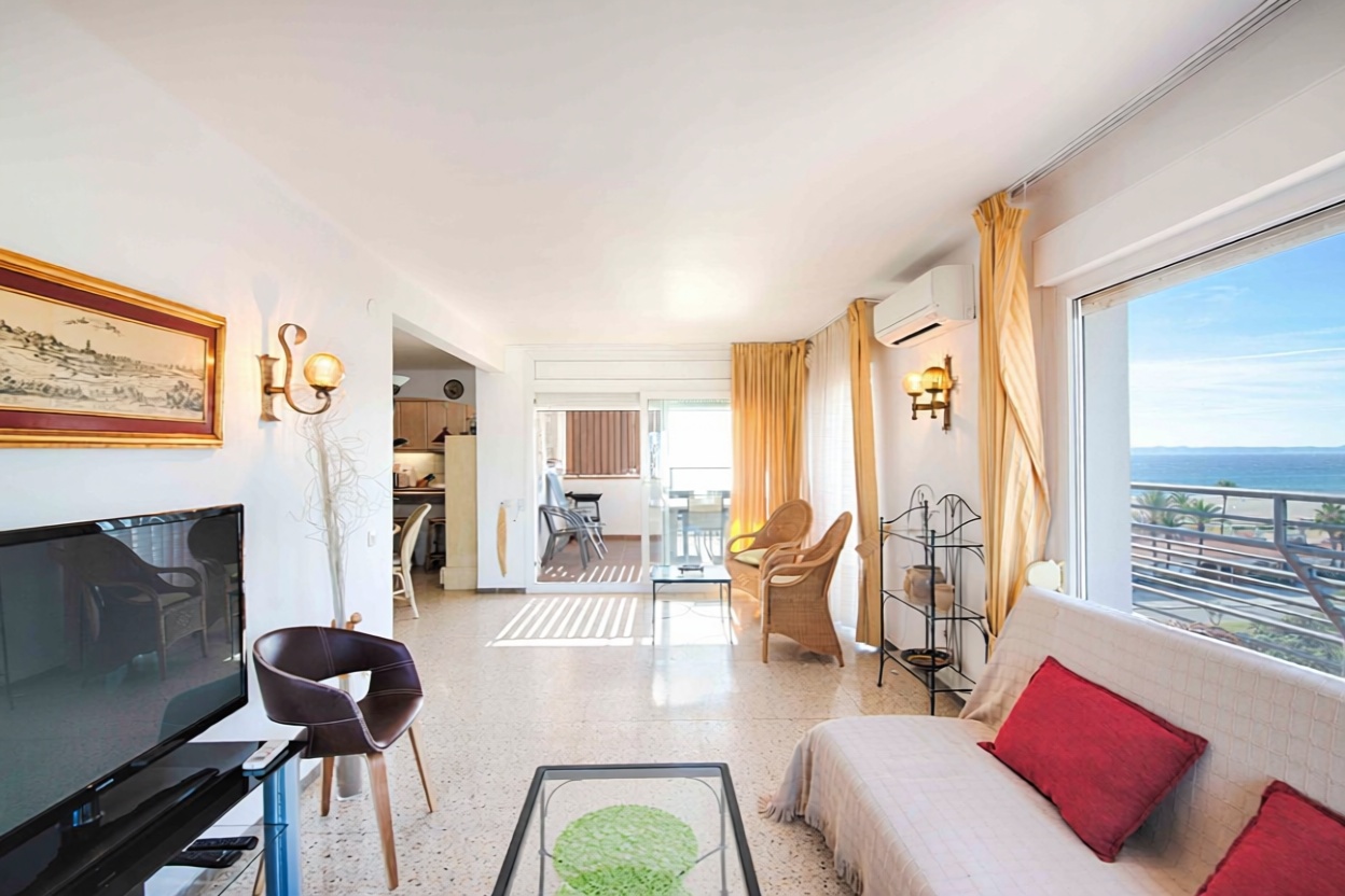 Apartamento à venda pé na areia em Empuriabrava — Sala