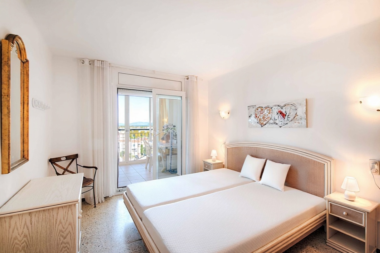 Apartamento à venda pé na areia em Empuriabrava — Quarto