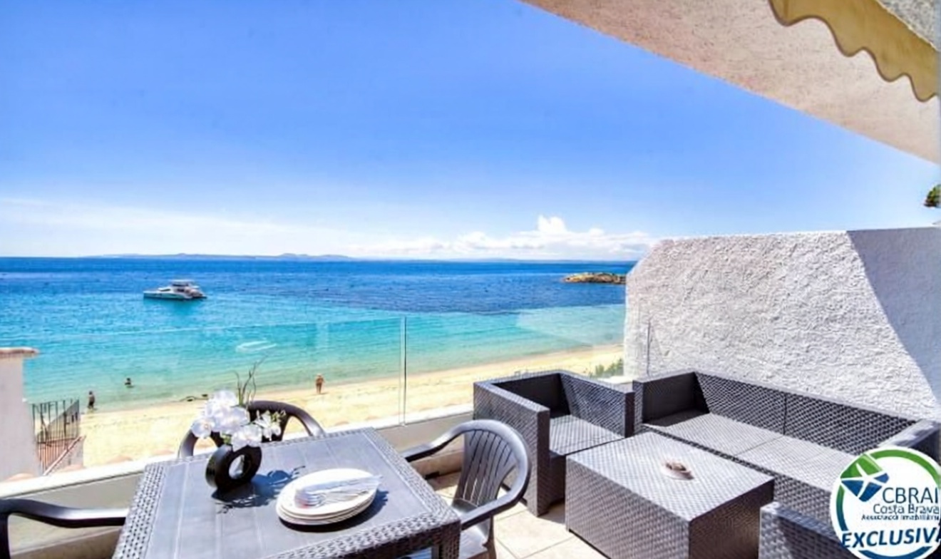 Piso en venta en primera línea de playa en Roses