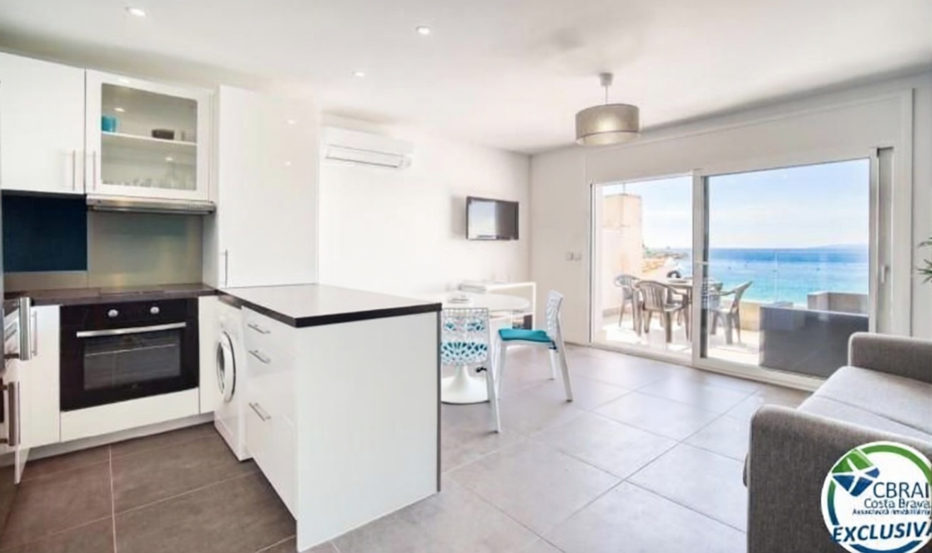 Apartamento à venda pé na areia em Roses — Sala