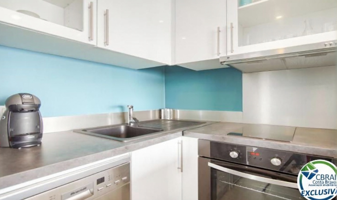 Apartamento à venda pé na areia em Roses — Cozinha