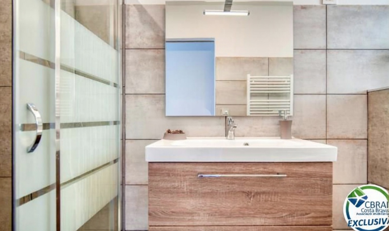 Apartamento à venda pé na areia em Roses — Casa banho