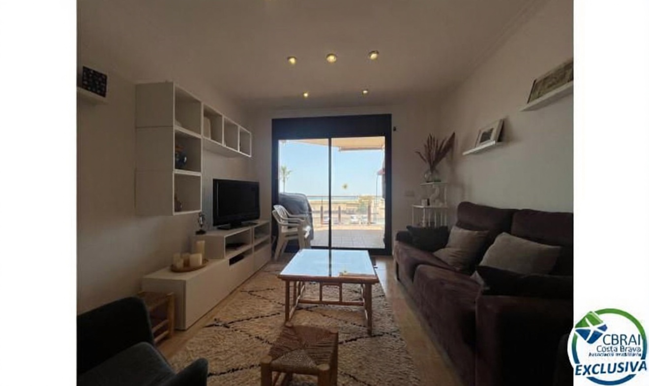 Apartamento à venda pé na areia em Empuriabrava — Sala