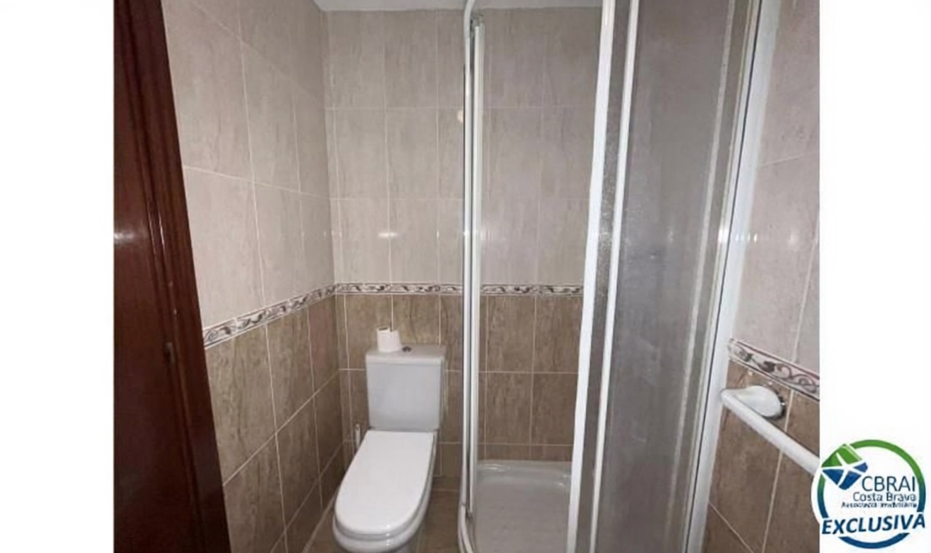 Apartamento à venda pé na areia em Empuriabrava — Casa banho