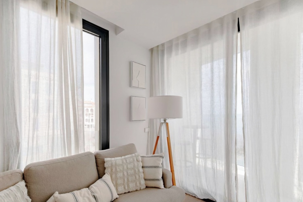 Wohnung zum Verkauf in direkter Strandlage in L'Escala — Wohnzimmer