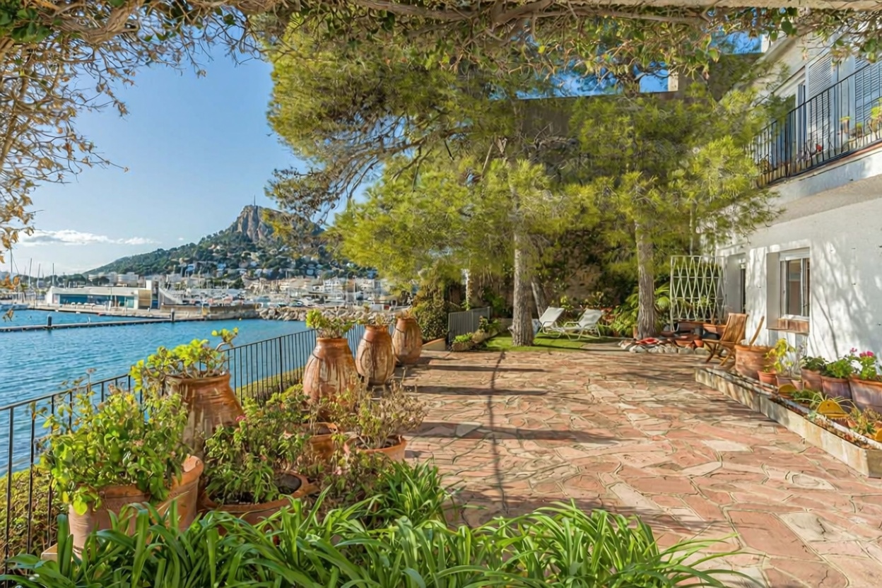 Wohnung zum Verkauf in direkter Strandlage in Torroella de Montgrí — Meerterrasse