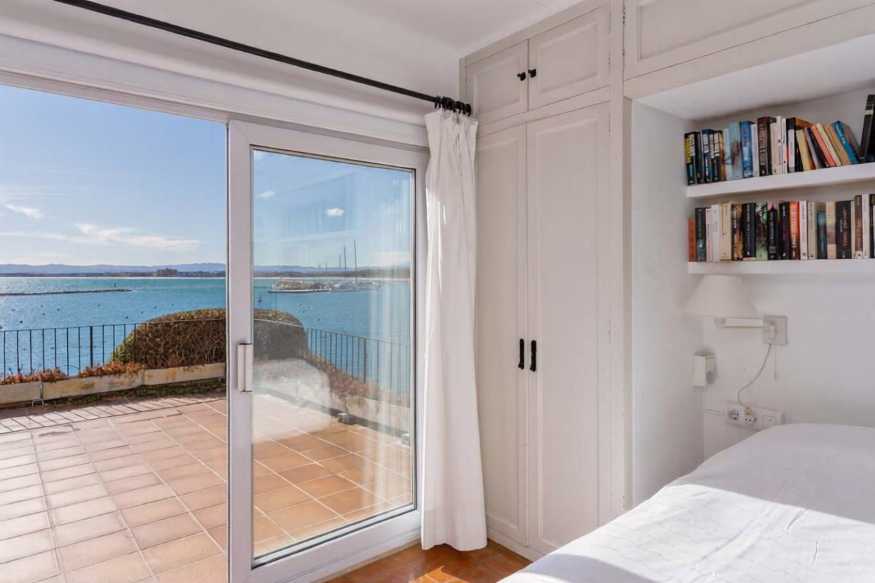 Wohnung zum Verkauf in direkter Strandlage in Torroella de Montgrí — Schlafzimmer