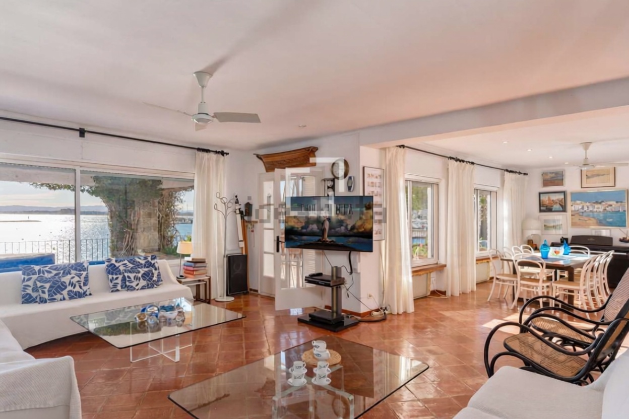 Wohnung zum Verkauf in direkter Strandlage in Torroella de Montgrí — Wohnzimmer