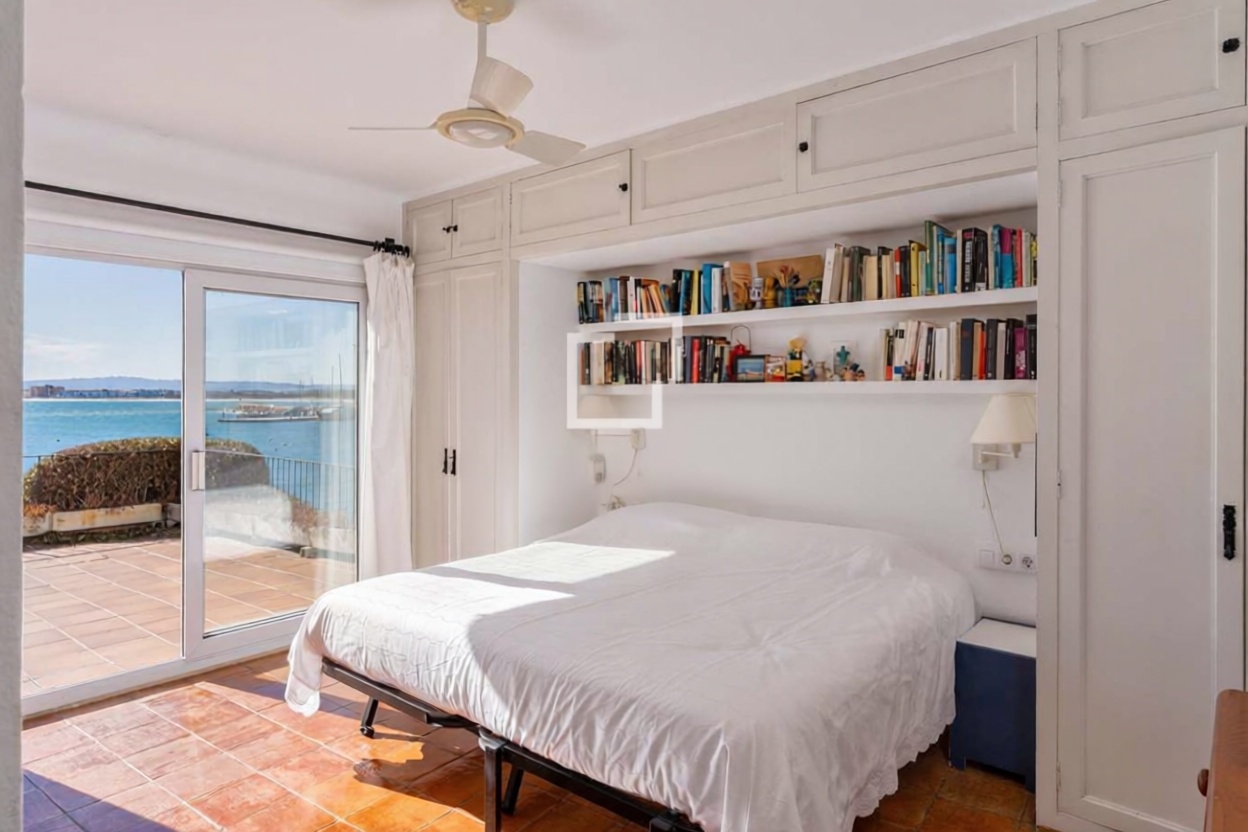 Wohnung zum Verkauf in direkter Strandlage in Torroella de Montgrí — Schlafzimmer