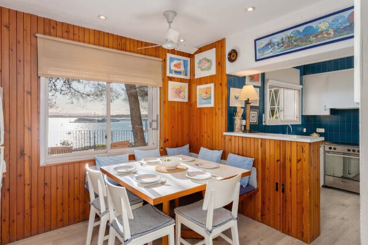 Wohnung zum Verkauf in direkter Strandlage in Torroella de Montgrí — Küche