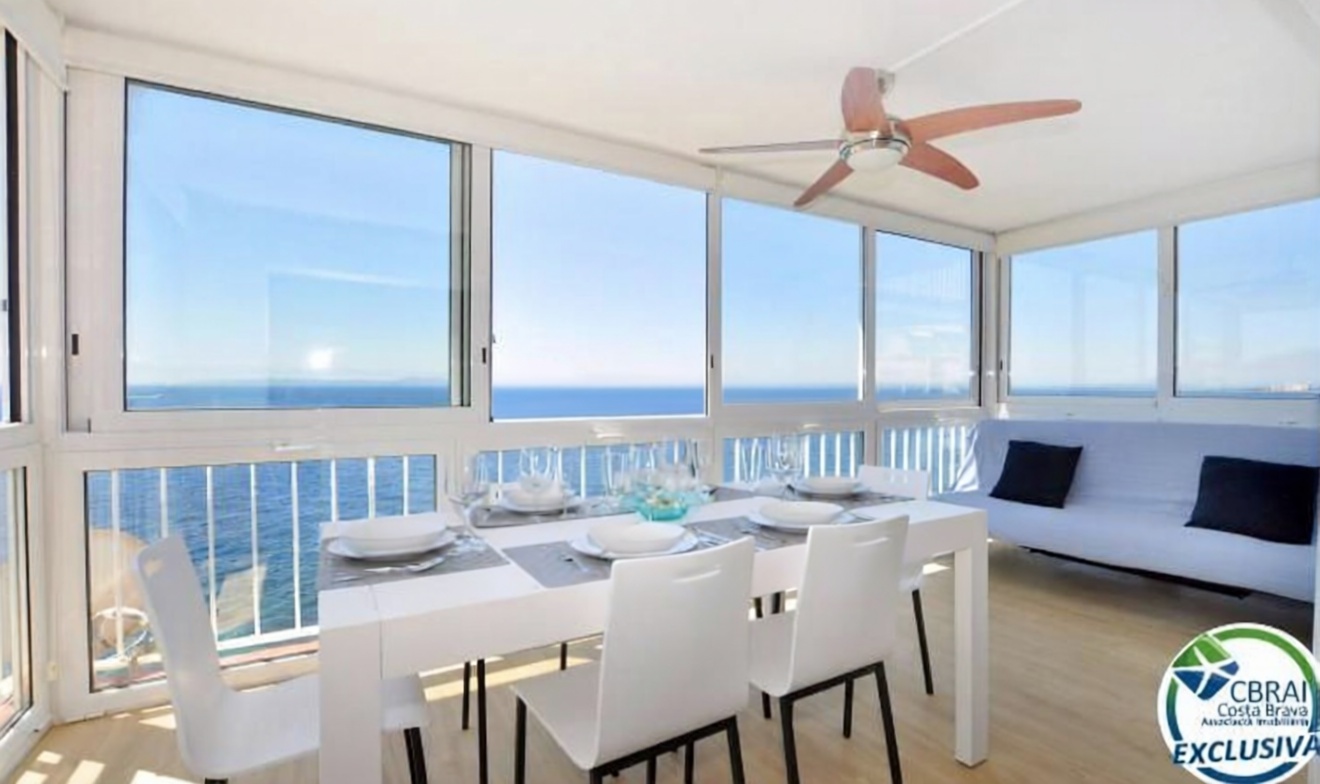 Piso en venta en primera línea de playa en Roses