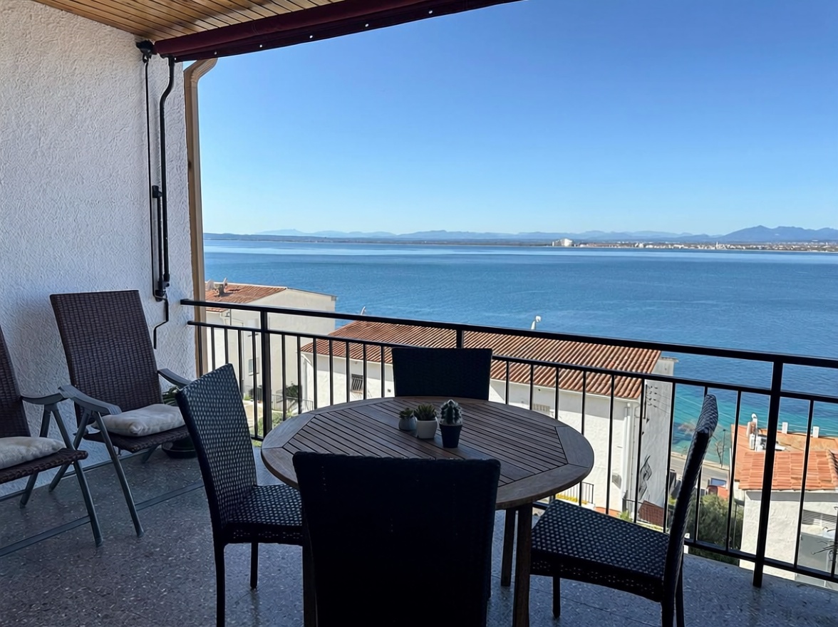Wohnung zum Verkauf in direkter Strandlage in Roses — Meerterrasse