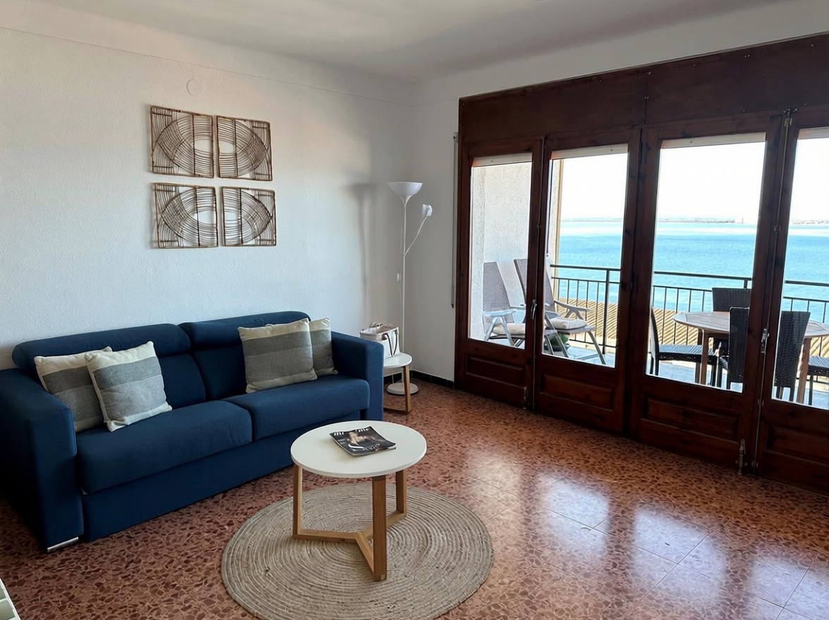 Wohnung zum Verkauf in direkter Strandlage in Roses — Wohnzimmer