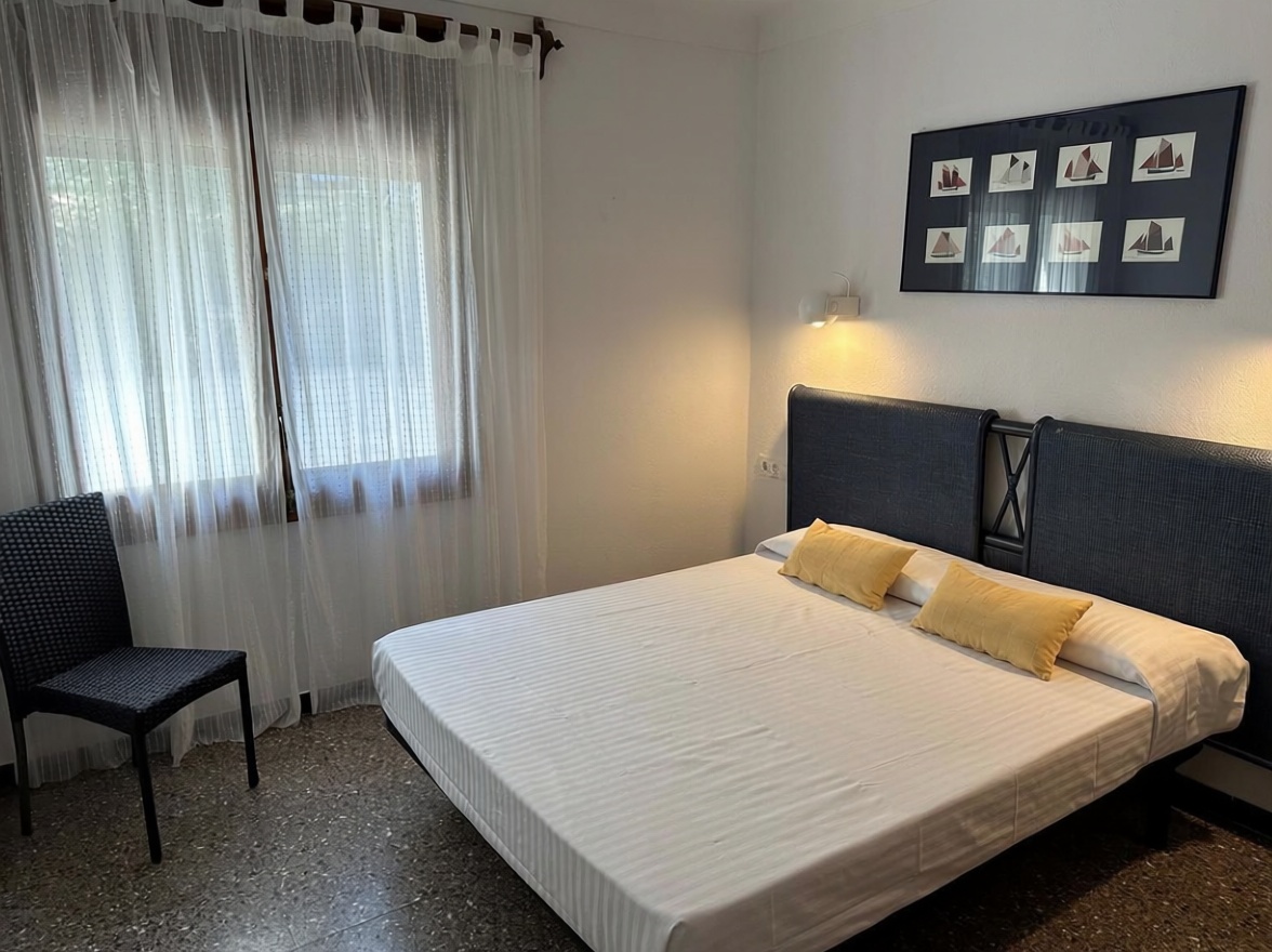 Wohnung zum Verkauf in direkter Strandlage in Roses — Schlafzimmer