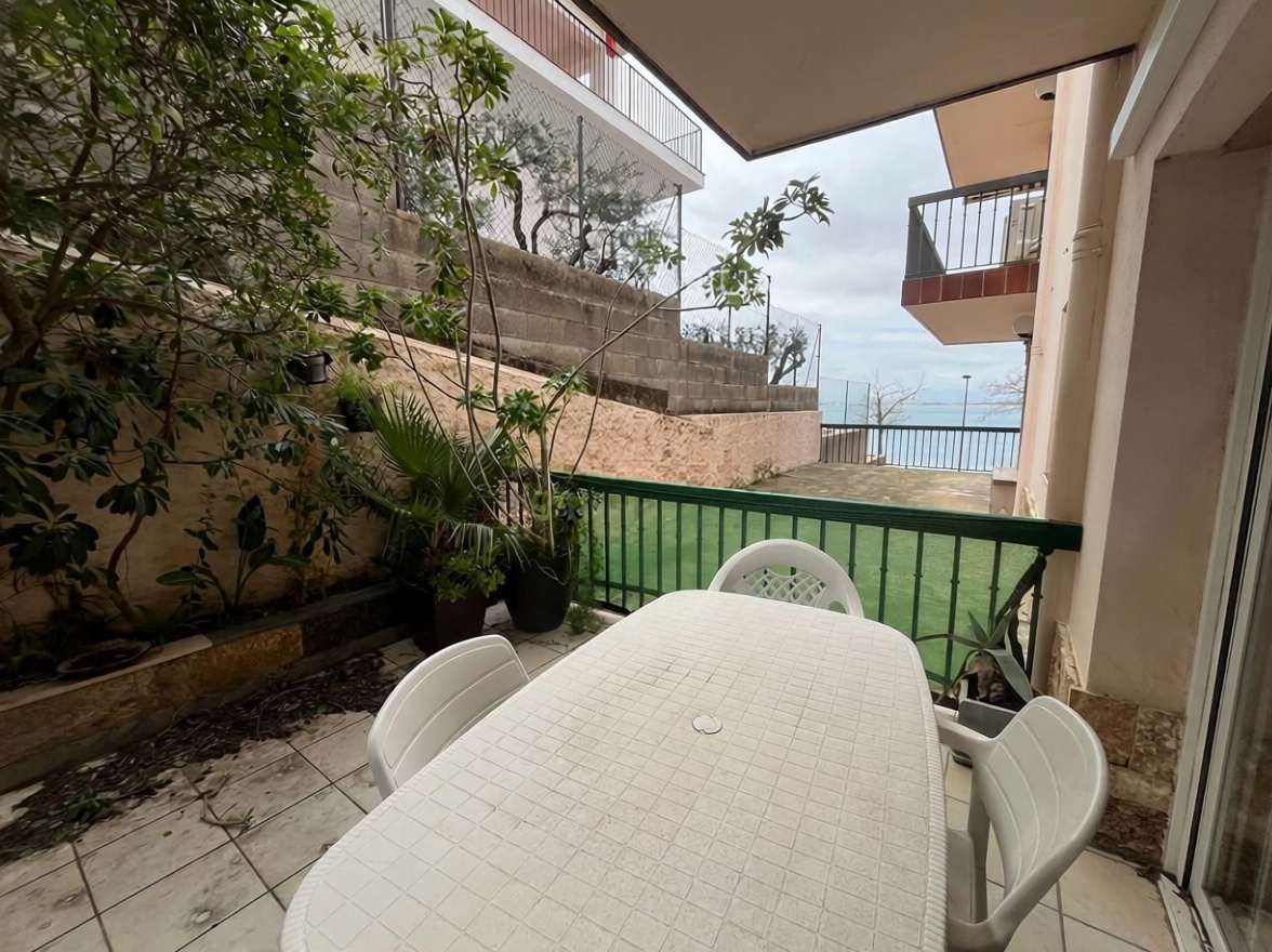 Piso en venta en primera línea de playa en Roses