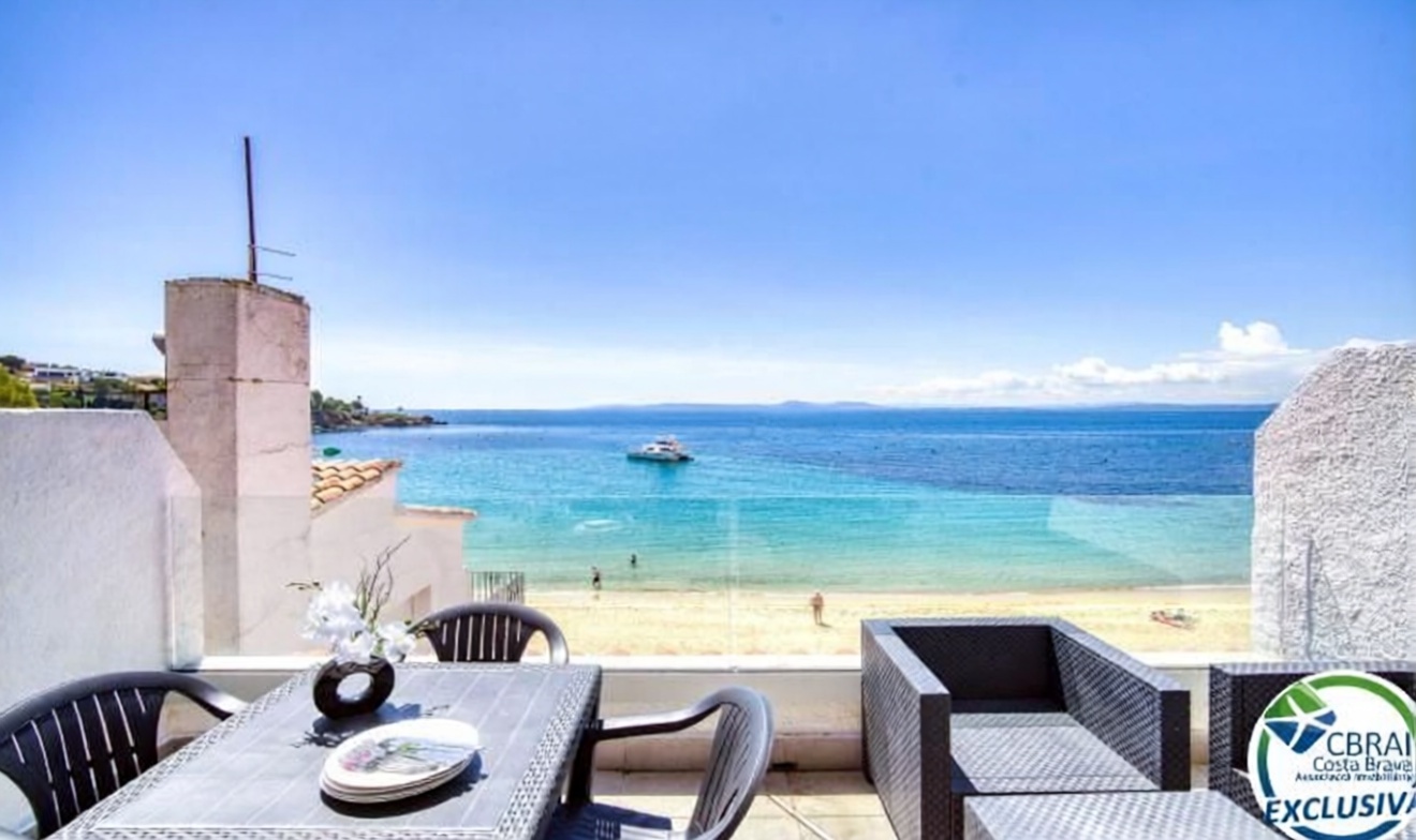 Piso en venta en primera línea de playa en Roses