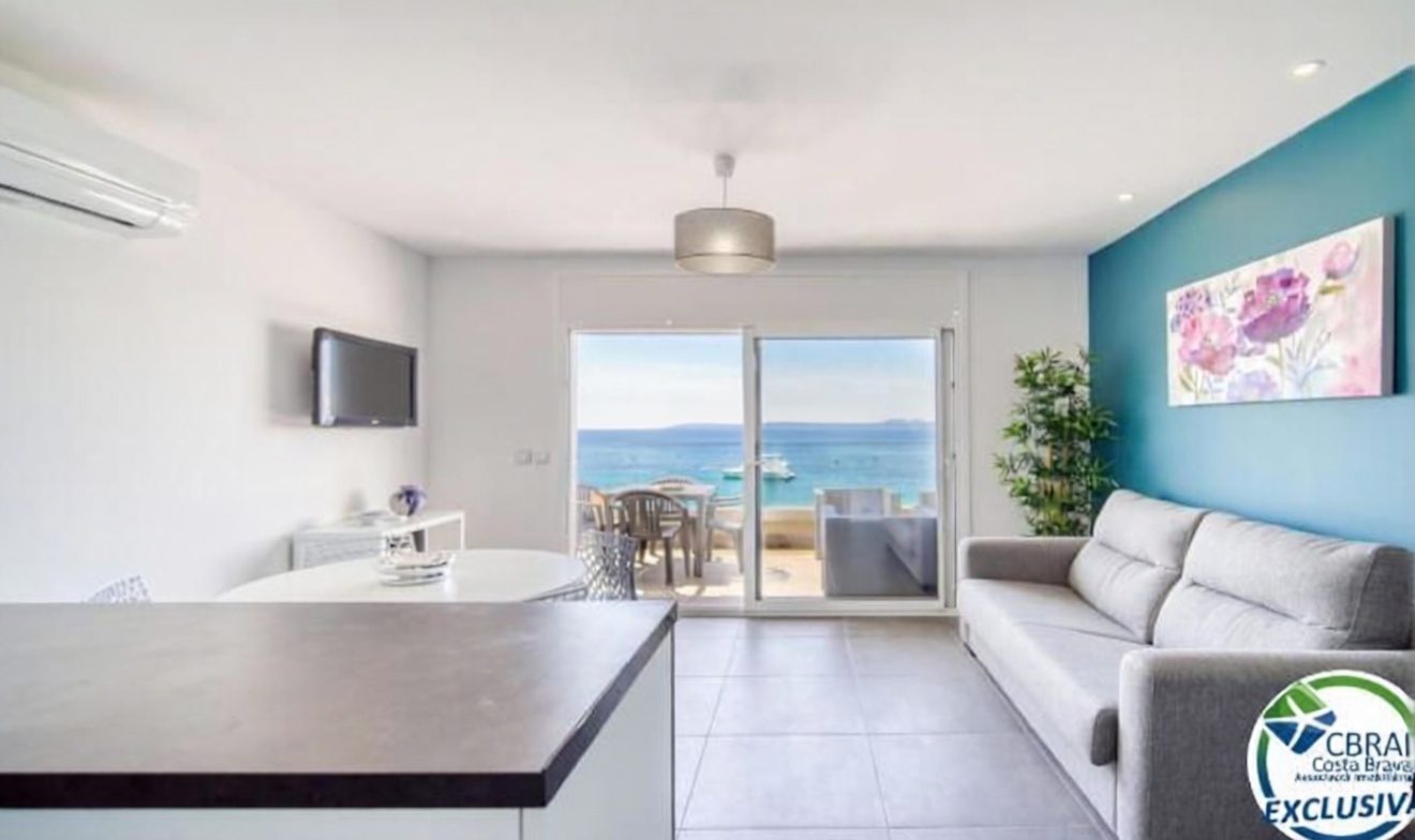 Piso en venta en primera línea de playa en Roses — Salón