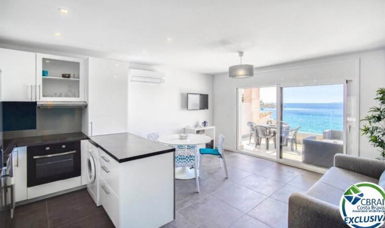 Piso en venta en primera línea de playa en Roses — Cocina