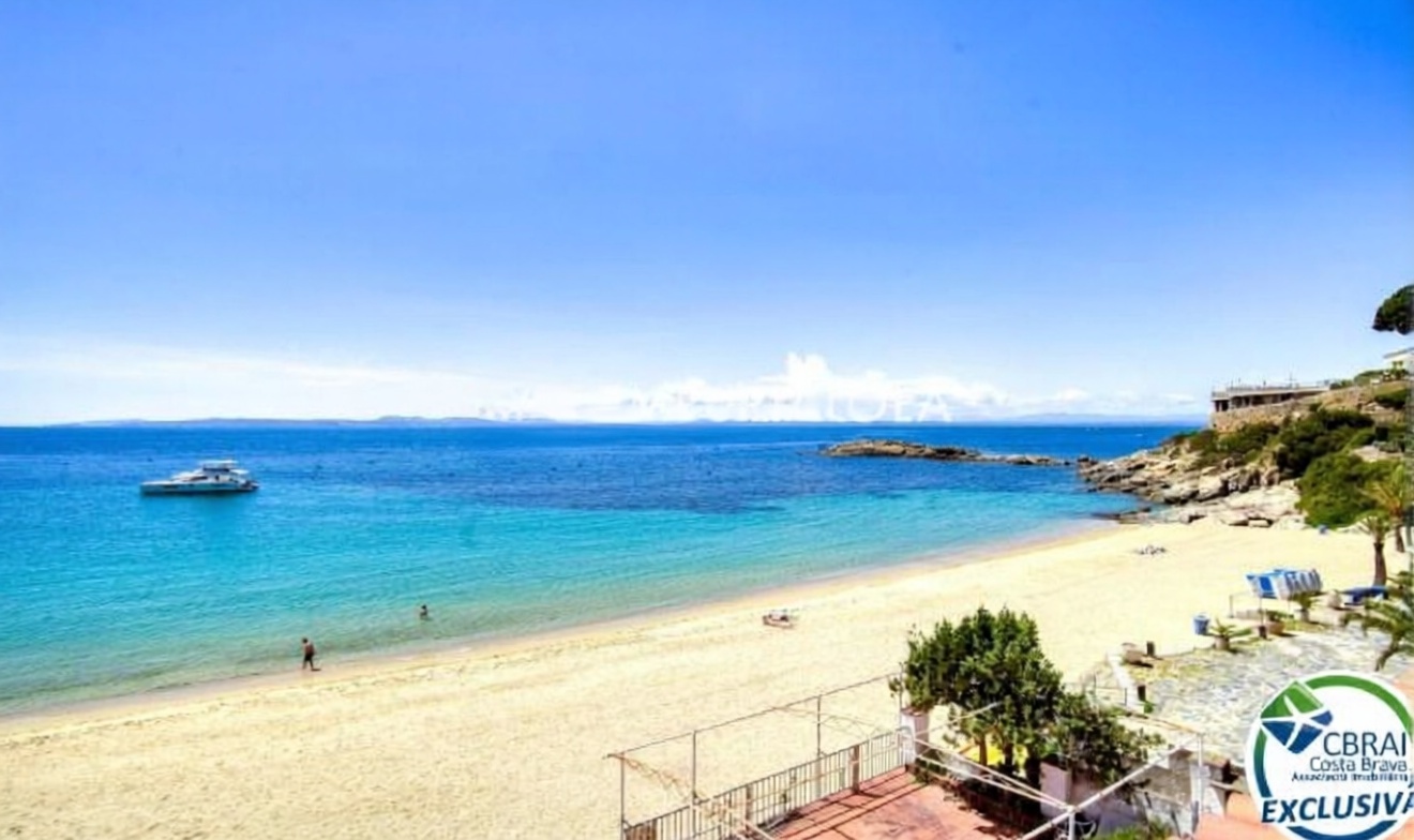 Piso en venta en primera línea de playa en Roses — Vista mar