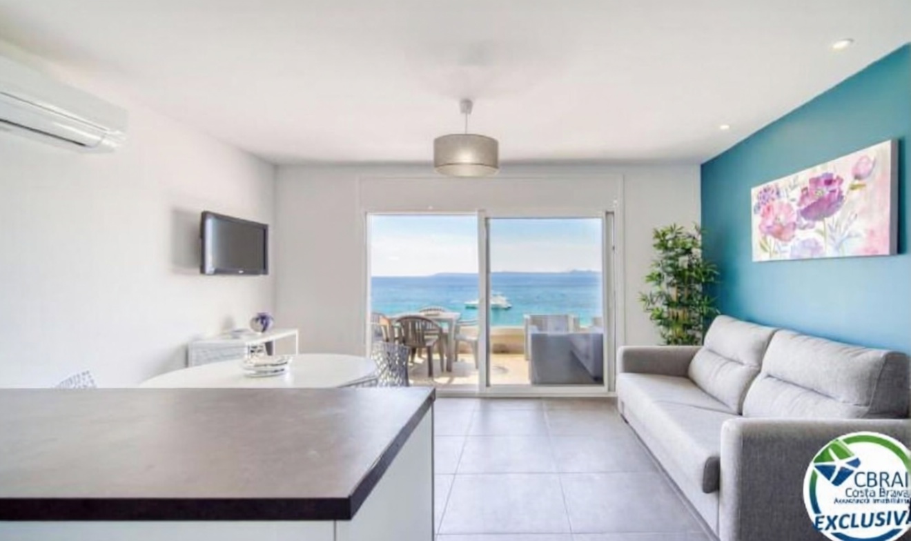 Piso en venta en primera línea de playa en Roses — Salón