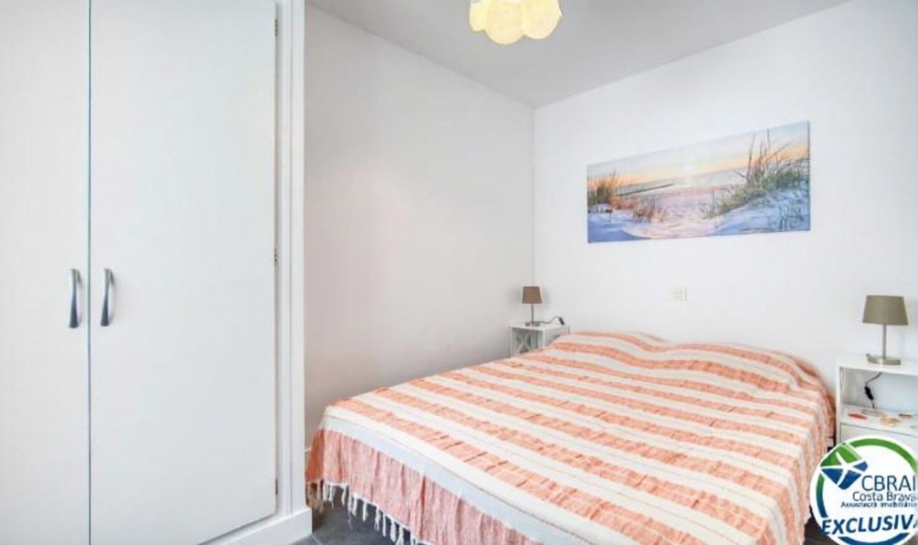 Piso en venta en primera línea de playa en Roses — Dormitorio