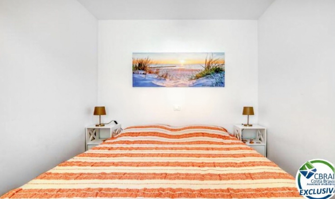 Piso en venta en primera línea de playa en Roses — Dormitorio