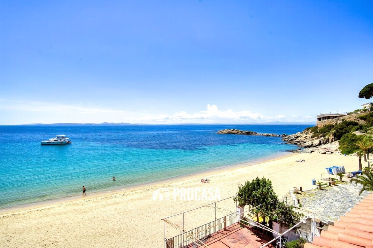 Piso en venta en primera línea de playa en Roses — Vista mar