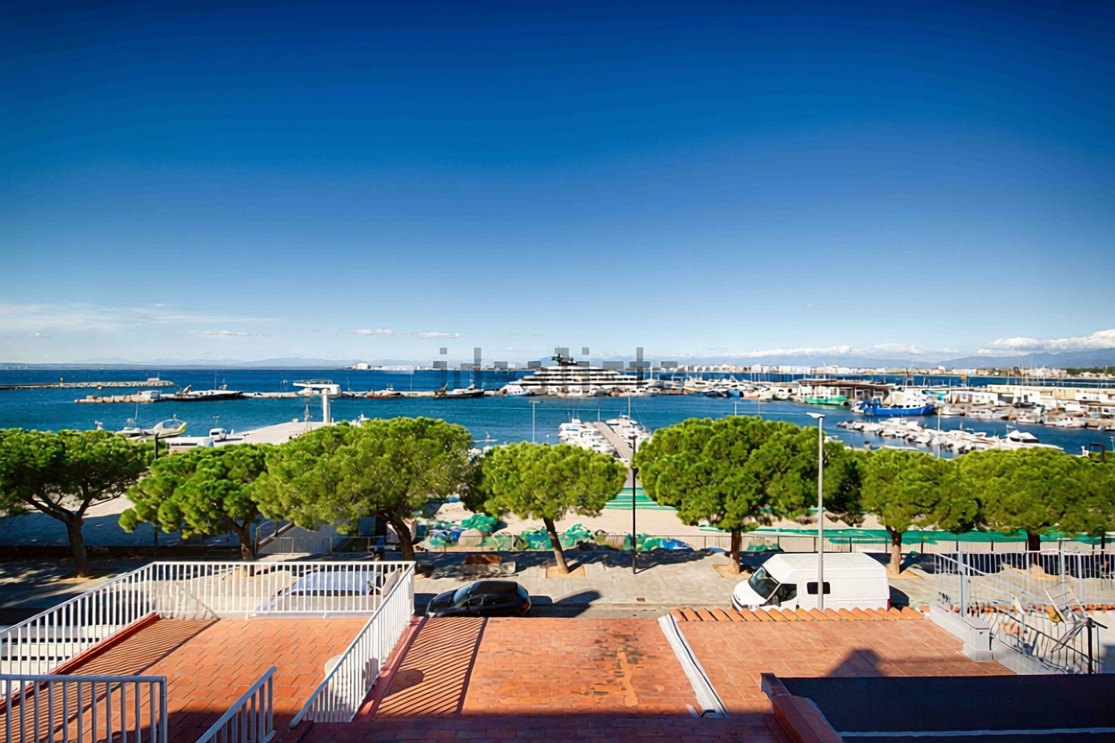 Piso en venta en primera línea de playa en Roses — Terraza mar