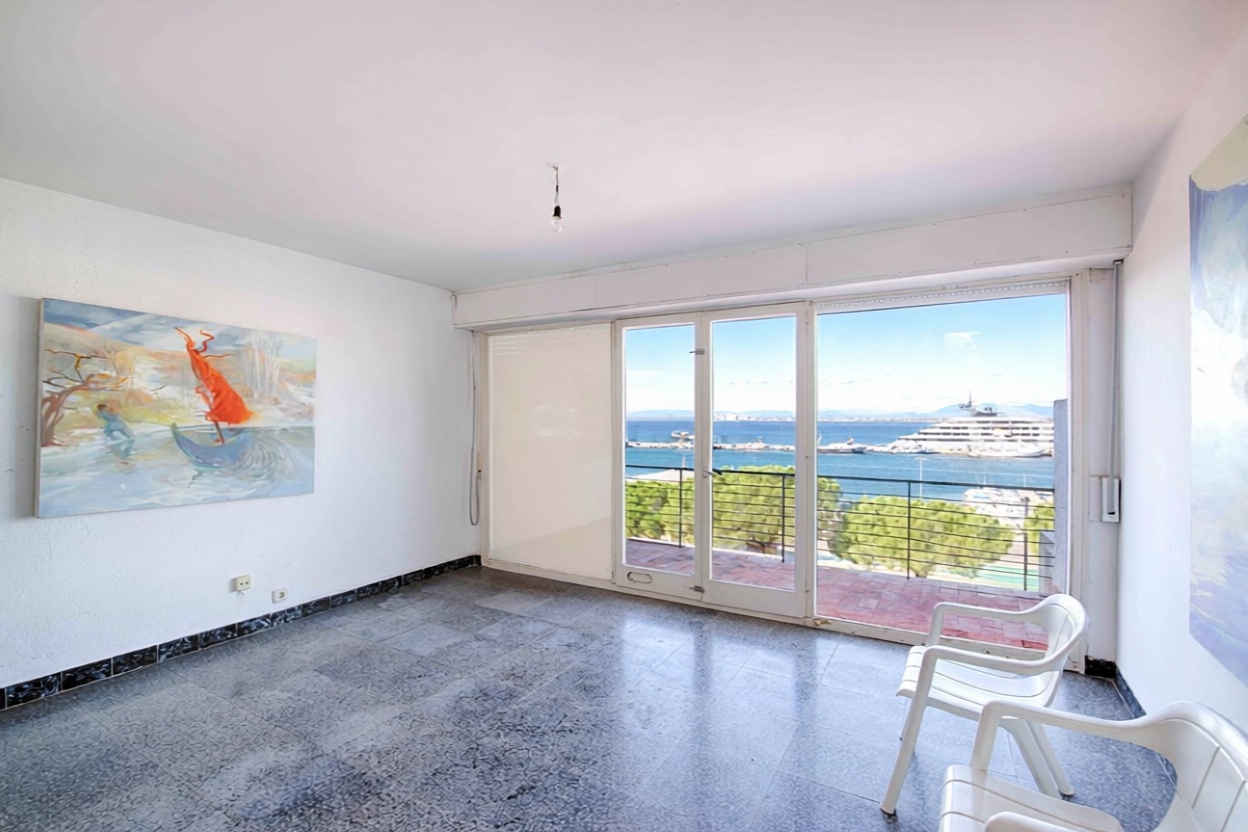 Piso en venta en primera línea de playa en Roses — Salón