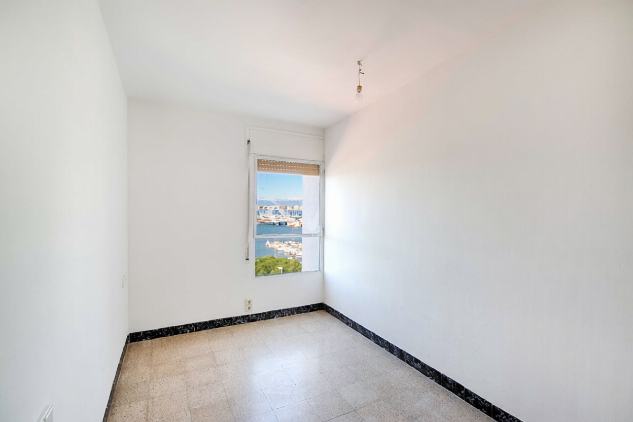 Piso en venta en primera línea de playa en Roses — Dormitorio