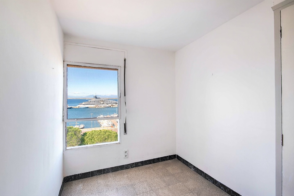 Piso en venta en primera línea de playa en Roses — Dormitorio