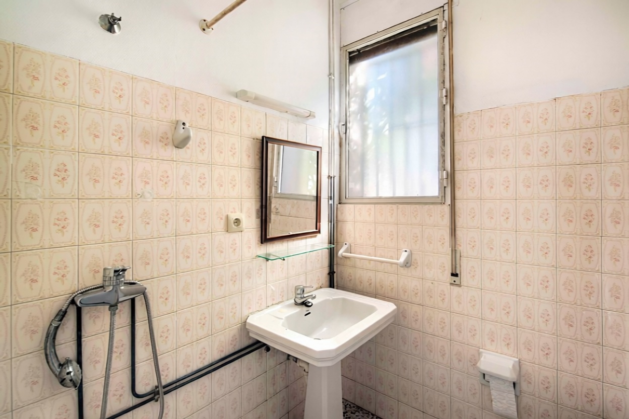 Piso en venta en primera línea de playa en Roses — Baño