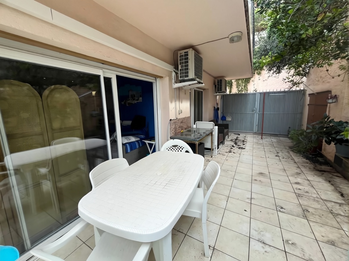 Piso en venta en primera línea de playa en Roses — Terraza