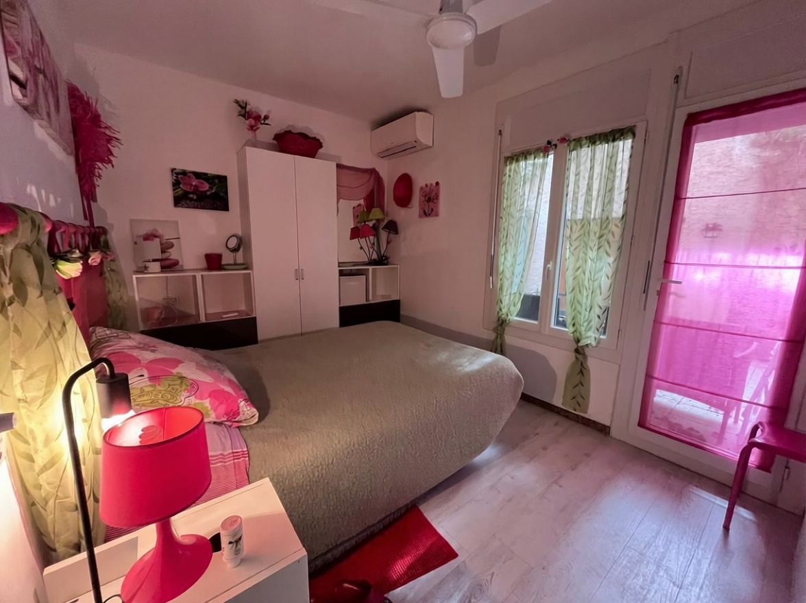 Piso en venta en primera línea de playa en Roses — Dormitorio