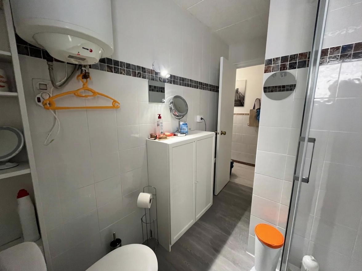 Piso en venta en primera línea de playa en Roses — Baño