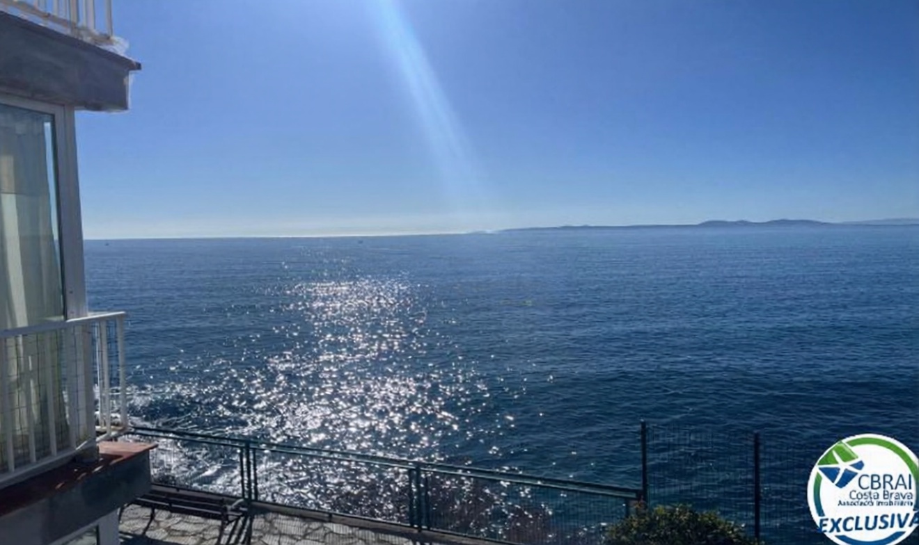 Piso en venta en primera línea de playa en Roses — Vista mar