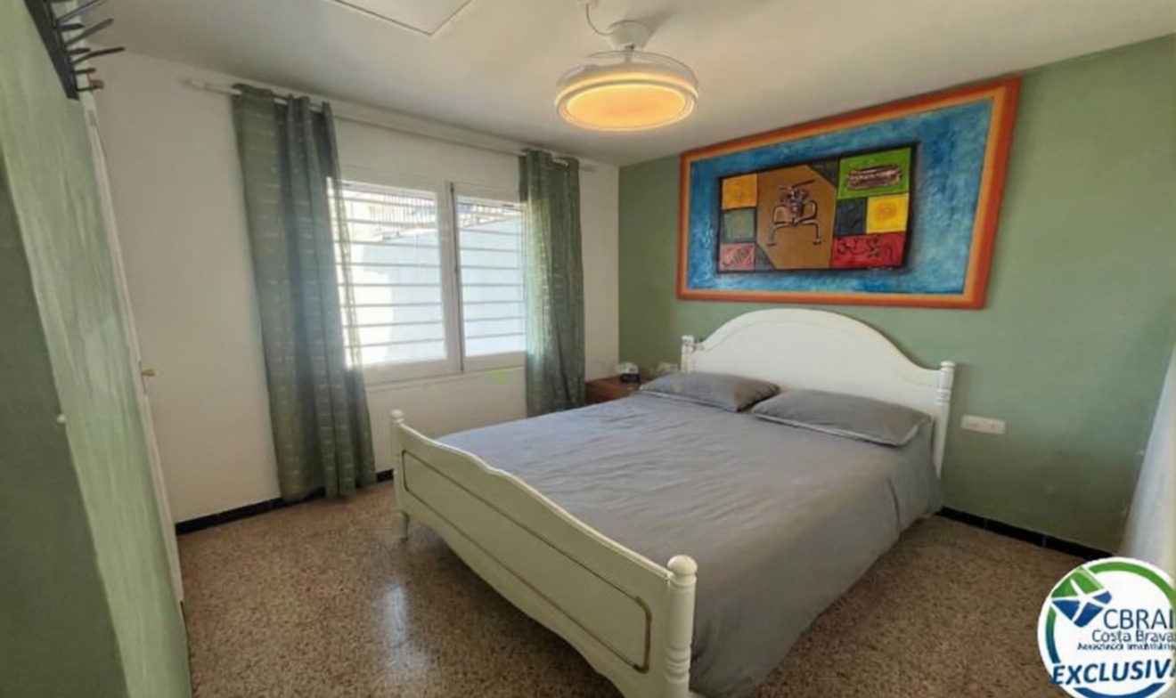 Piso en venta en primera línea de playa en Roses — Dormitorio