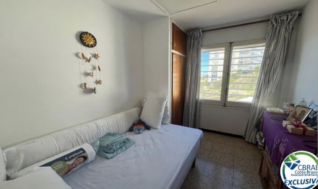 Piso en venta en primera línea de playa en Roses — Dormitorio