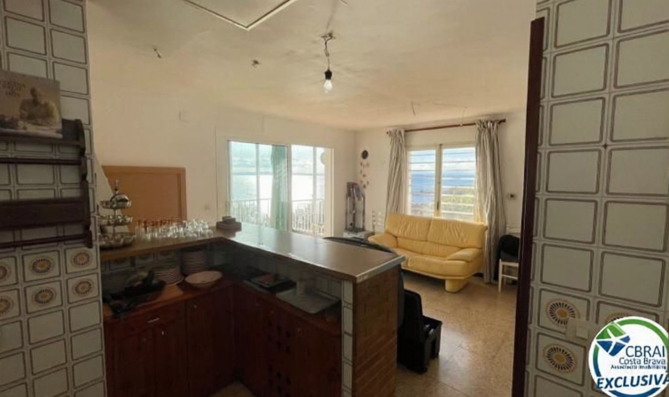 Piso en venta en primera línea de playa en Roses — Cocina
