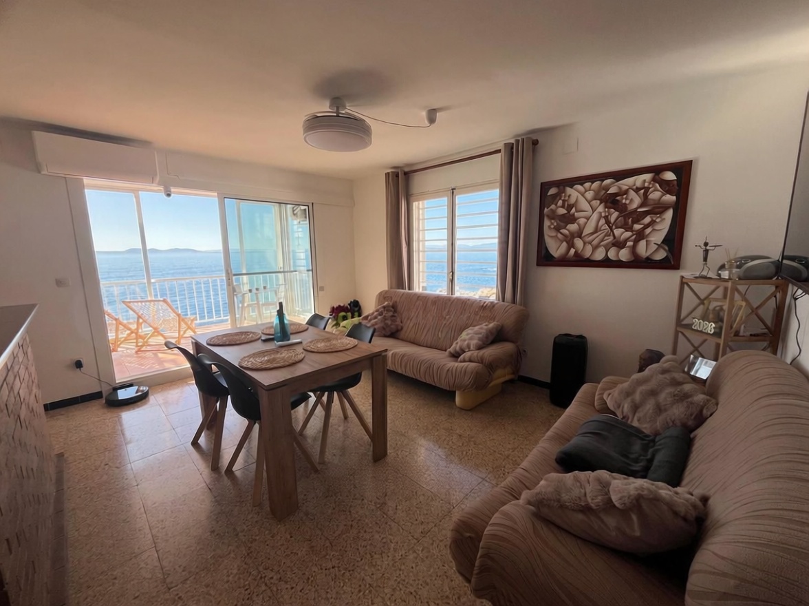 Piso en venta en primera línea de playa en Roses — Salón