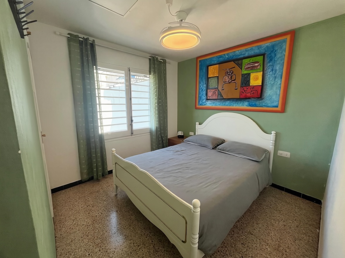 Piso en venta en primera línea de playa en Roses — Dormitorio