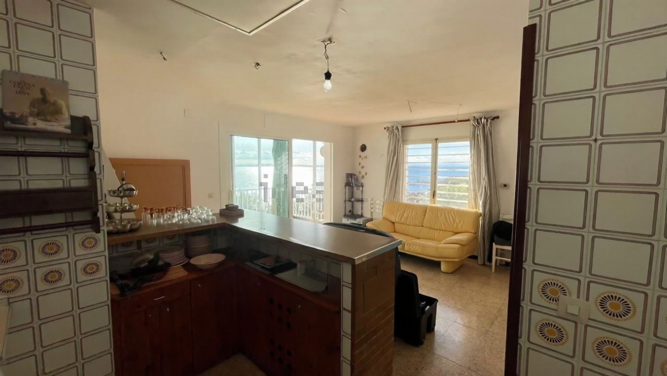 Piso en venta en primera línea de playa en Roses — Cocina